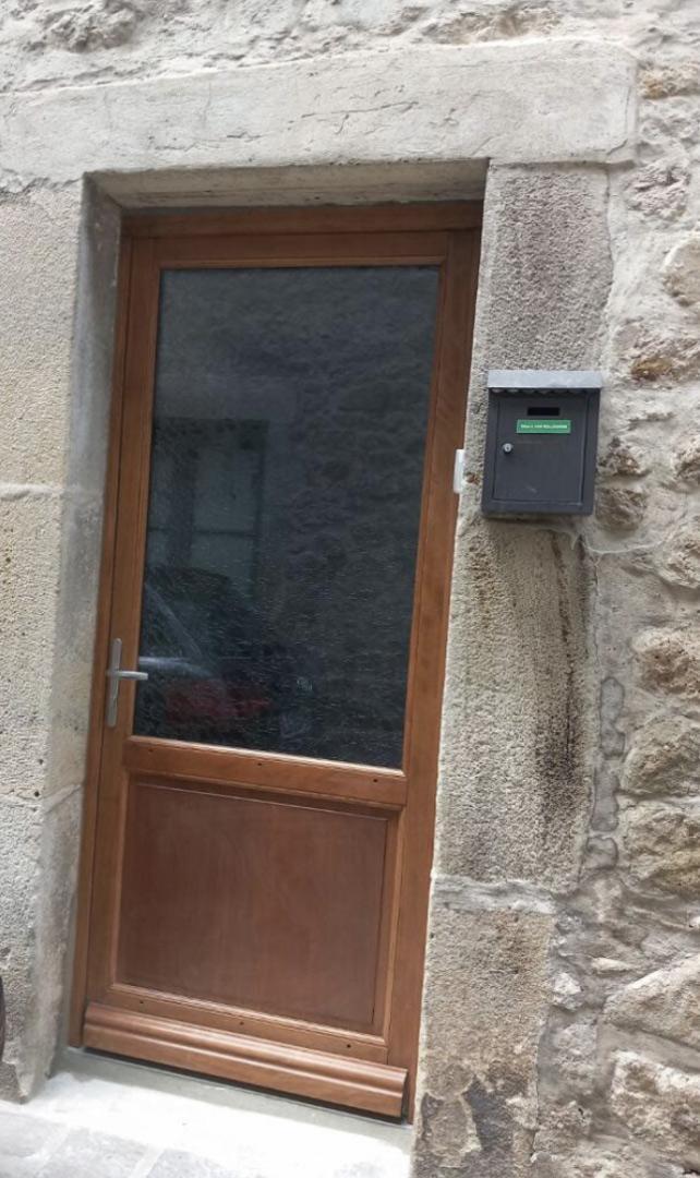 Installation de porte en bois Joyeuse