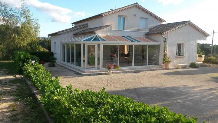 Installation de pergola bioclimatique Joyeuse