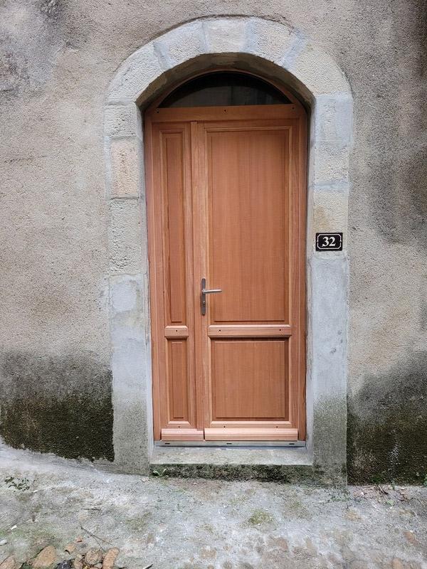 Pose de porte en bois Joyeuse