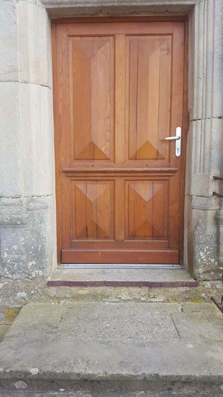 Installation de porte en bois Joyeuse