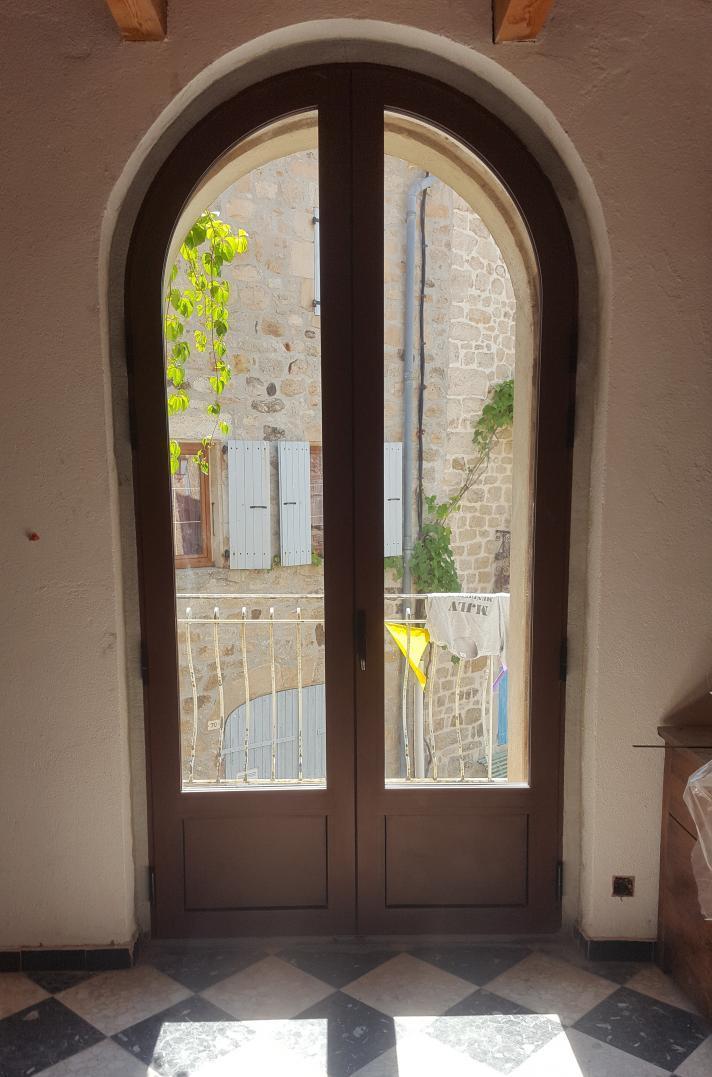 Pose de porte en alu Joyeuse