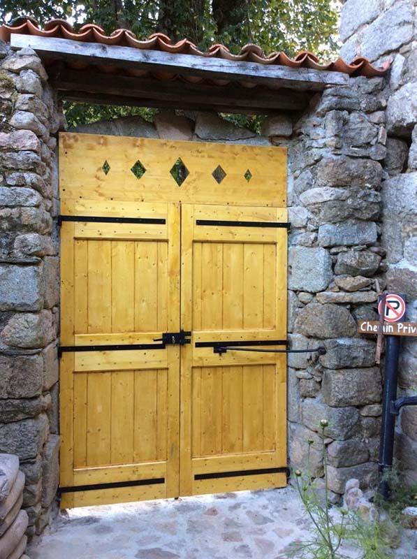 Installation de porte en bois Joyeuse