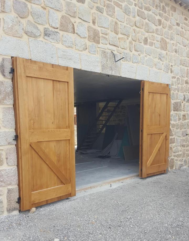 Pose porte de garage en bois Joyeuse
