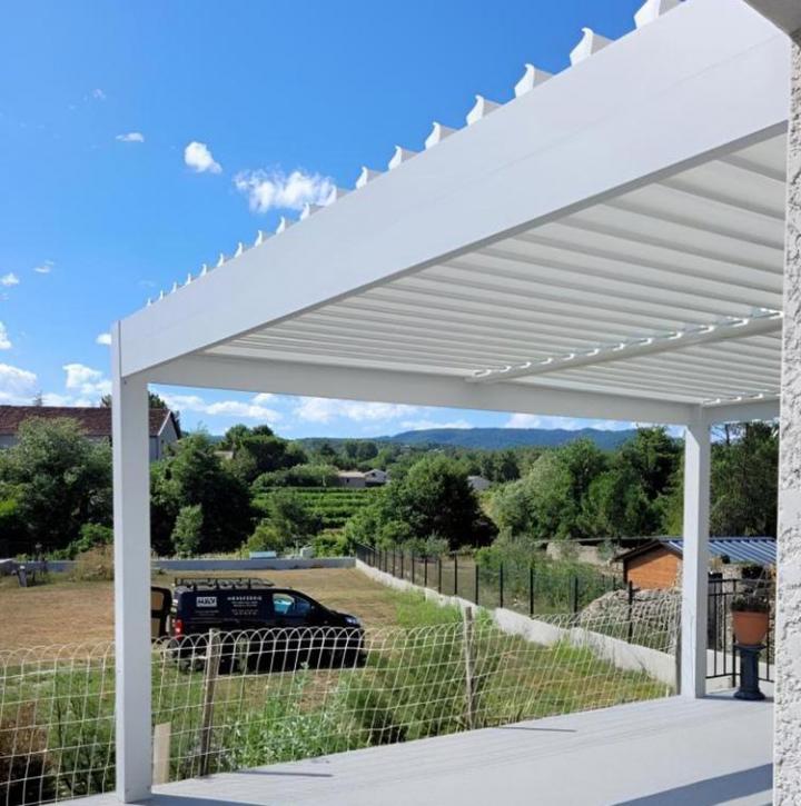 Installation de pergola bioclimatique Joyeuse