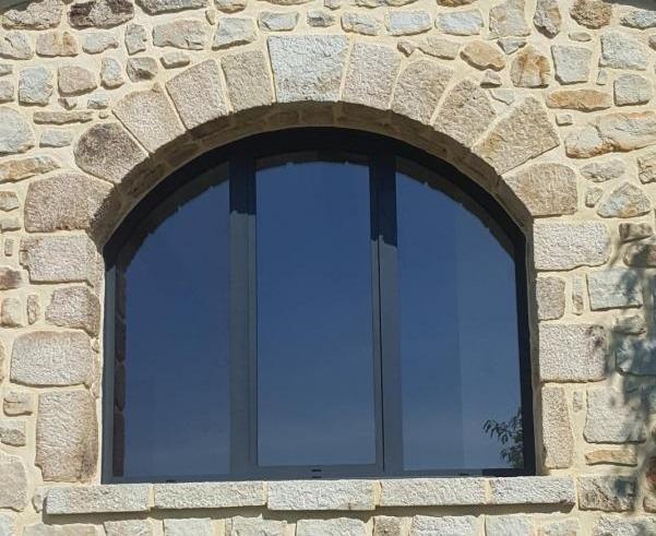 Pose de porte en alu Joyeuse