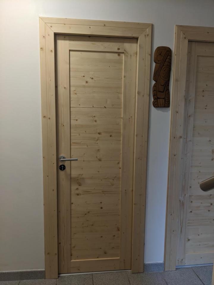 Installation de porte en bois Joyeuse