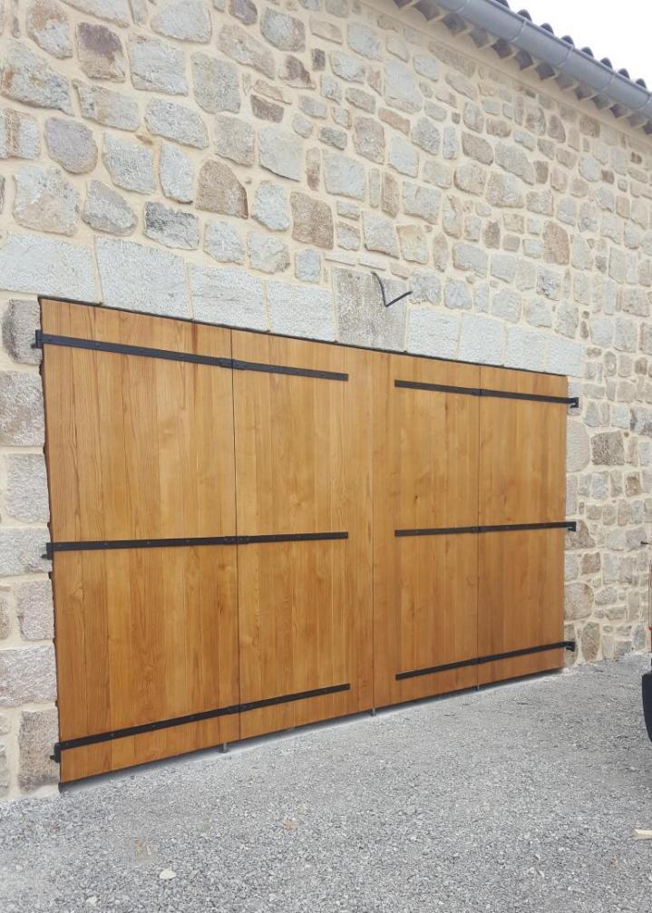 Pose porte de garage en bois Joyeuse