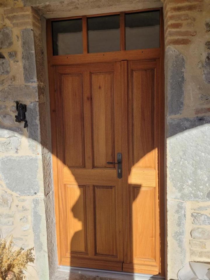 Pose de porte en bois Joyeuse